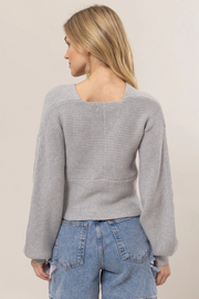 SUÉTER ENTRECRUZADO GRIS